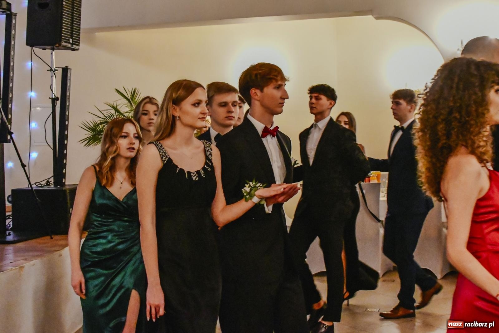 Zdjęcie w galerii na portalu naszraciborz.pl: II LO bawi się na studniówce w Rogowie [FOTO i WIDEO] wiadomości z regionu