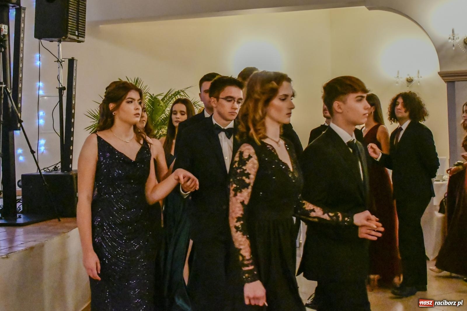 Zdjęcie w galerii na portalu naszraciborz.pl: II LO bawi się na studniówce w Rogowie [FOTO i WIDEO] wiadomości z regionu