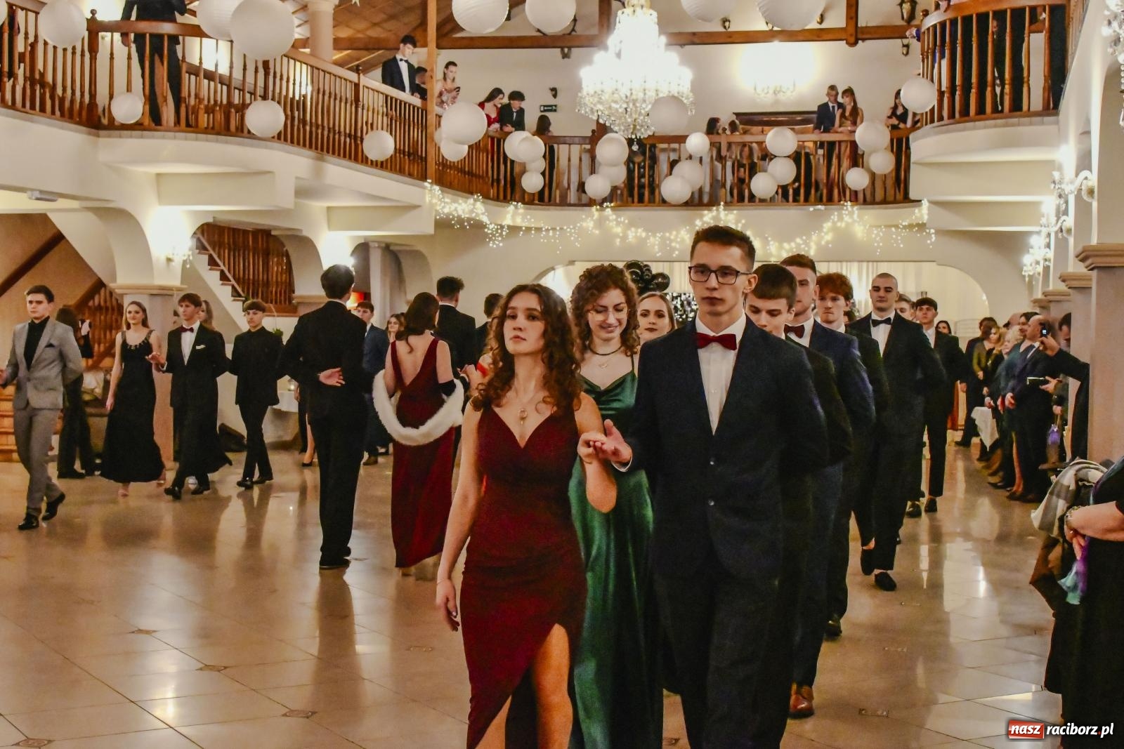 Zdjęcie w galerii na portalu naszraciborz.pl: II LO bawi się na studniówce w Rogowie [FOTO i WIDEO] wiadomości z regionu