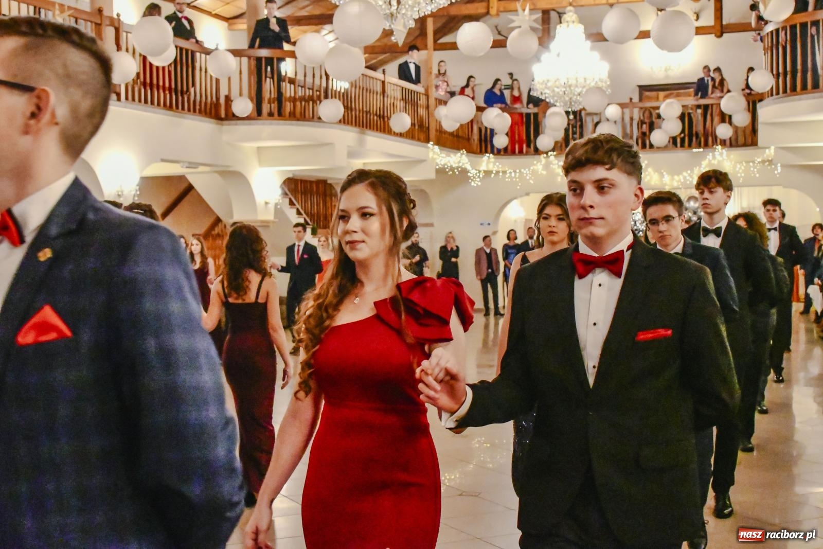 Zdjęcie w galerii na portalu naszraciborz.pl: II LO bawi się na studniówce w Rogowie [FOTO i WIDEO] wiadomości z regionu