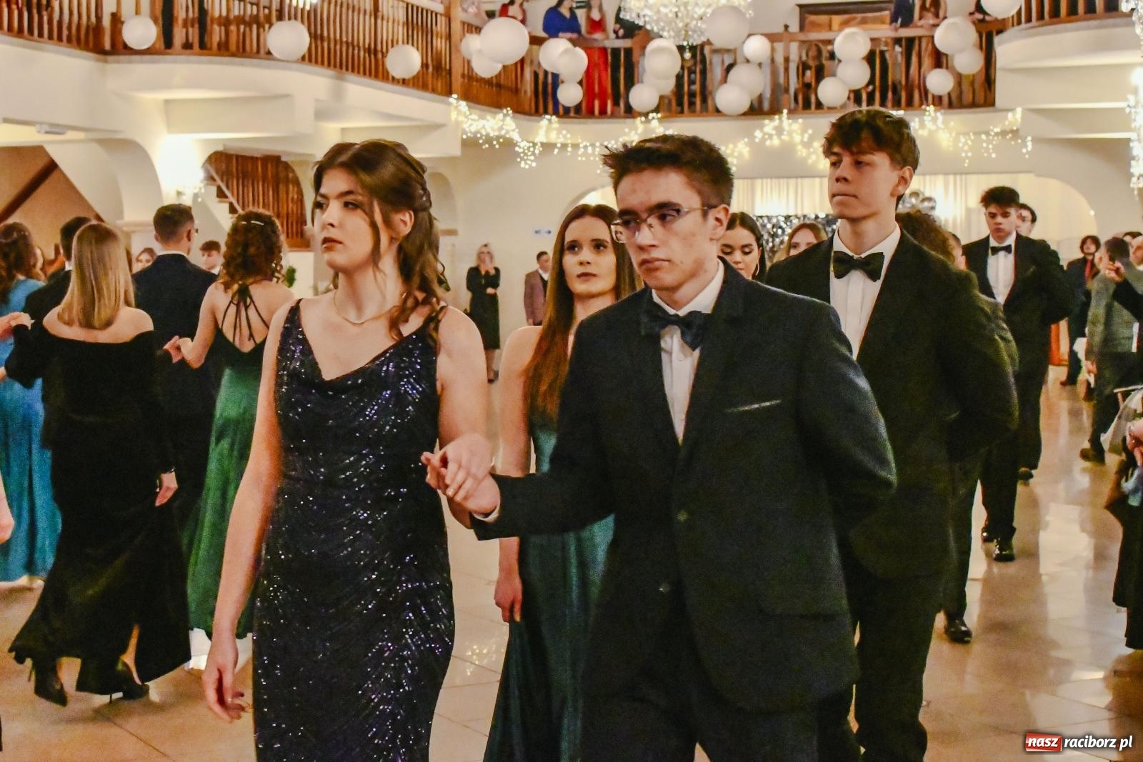 Zdjęcie w galerii na portalu naszraciborz.pl: II LO bawi się na studniówce w Rogowie [FOTO i WIDEO] wiadomości z regionu