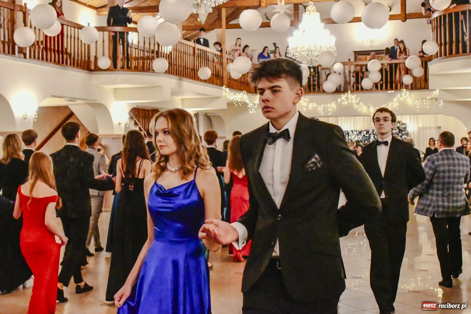 Zdjęcie w galerii na portalu naszraciborz.pl: II LO bawi się na studniówce w Rogowie [FOTO i WIDEO] wiadomości z regionu