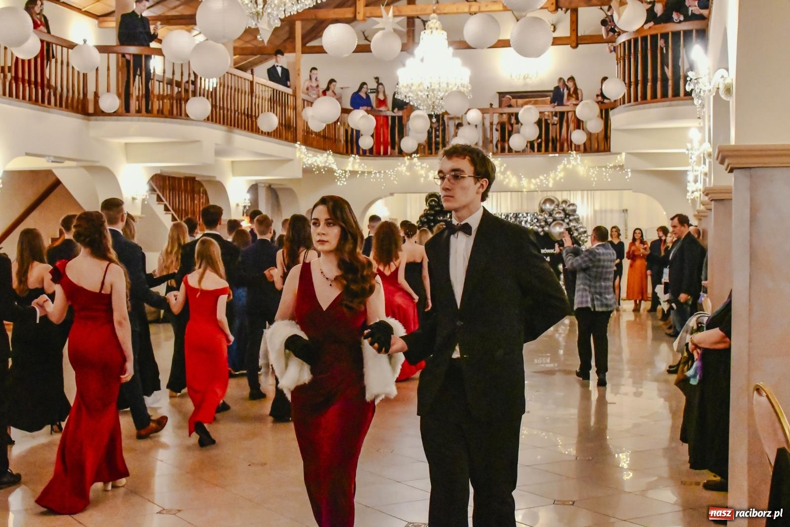 Zdjęcie w galerii na portalu naszraciborz.pl: II LO bawi się na studniówce w Rogowie [FOTO i WIDEO] wiadomości z regionu