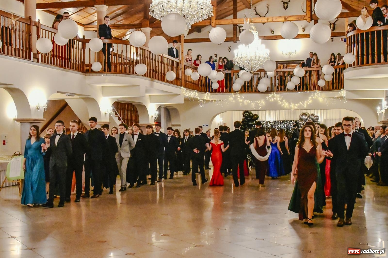 Zdjęcie w galerii na portalu naszraciborz.pl: II LO bawi się na studniówce w Rogowie [FOTO i WIDEO] wiadomości z regionu
