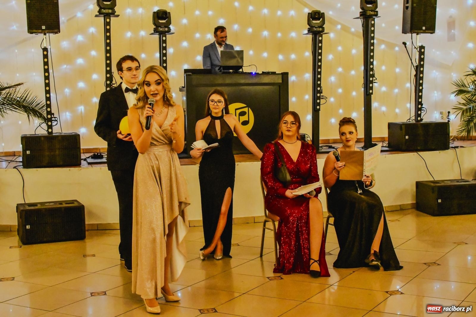 Zdjęcie w galerii na portalu naszraciborz.pl: II LO bawi się na studniówce w Rogowie [FOTO i WIDEO] wiadomości z regionu