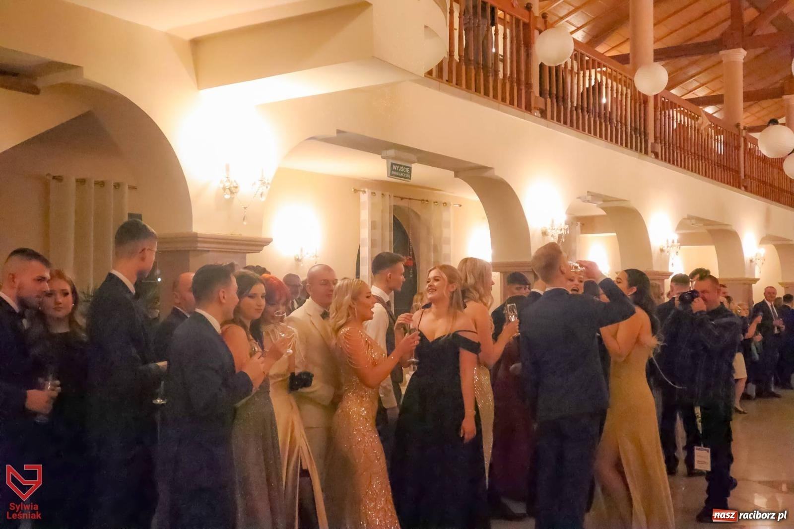 Zdjęcie w galerii na portalu naszraciborz.pl: II LO bawi się na studniówce w Rogowie [FOTO i WIDEO] wiadomości z regionu