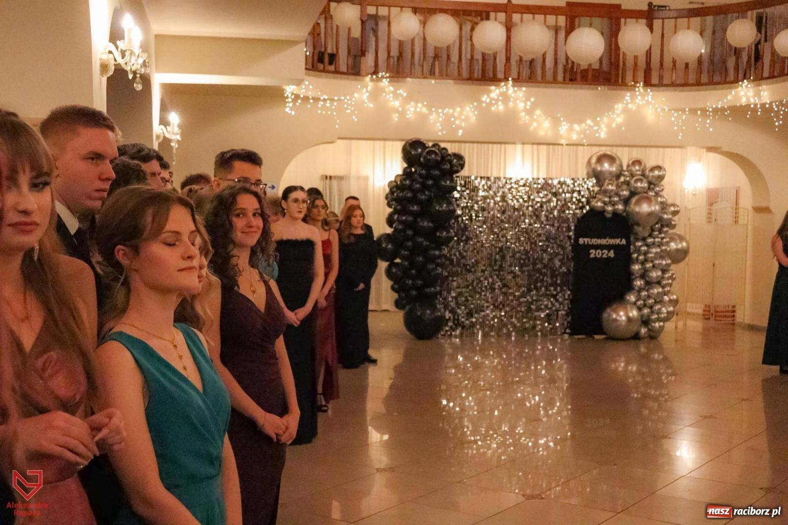 Zdjęcie w galerii na portalu naszraciborz.pl: II LO bawi się na studniówce w Rogowie [FOTO i WIDEO] wiadomości z regionu