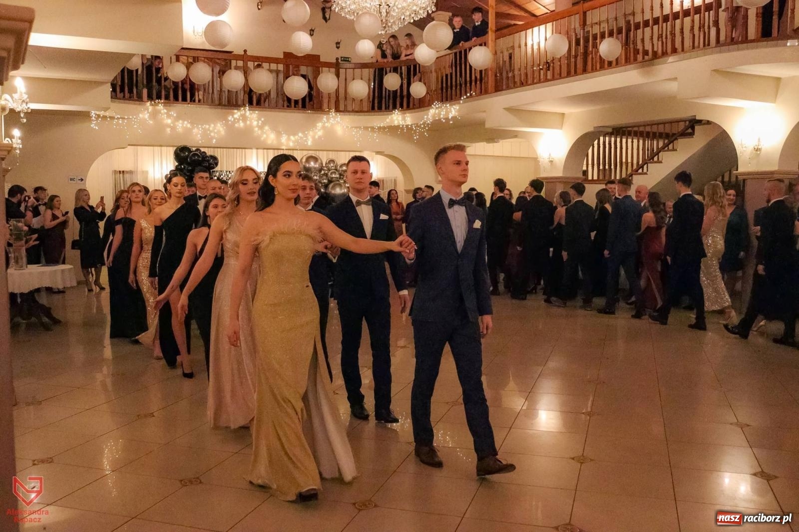 Zdjęcie w galerii na portalu naszraciborz.pl: II LO bawi się na studniówce w Rogowie [FOTO i WIDEO] wiadomości z regionu