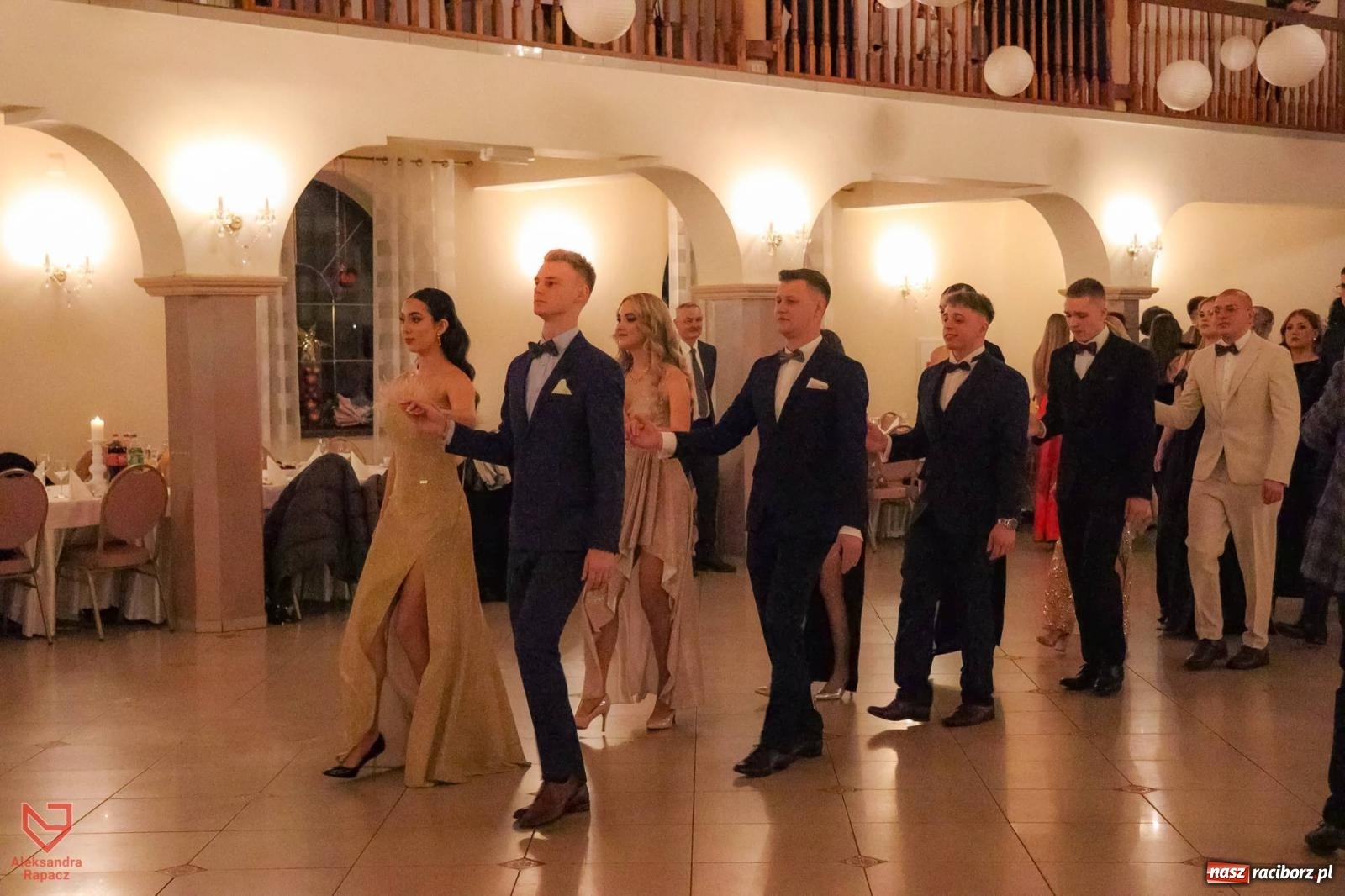 Zdjęcie w galerii na portalu naszraciborz.pl: II LO bawi się na studniówce w Rogowie [FOTO i WIDEO] wiadomości z regionu