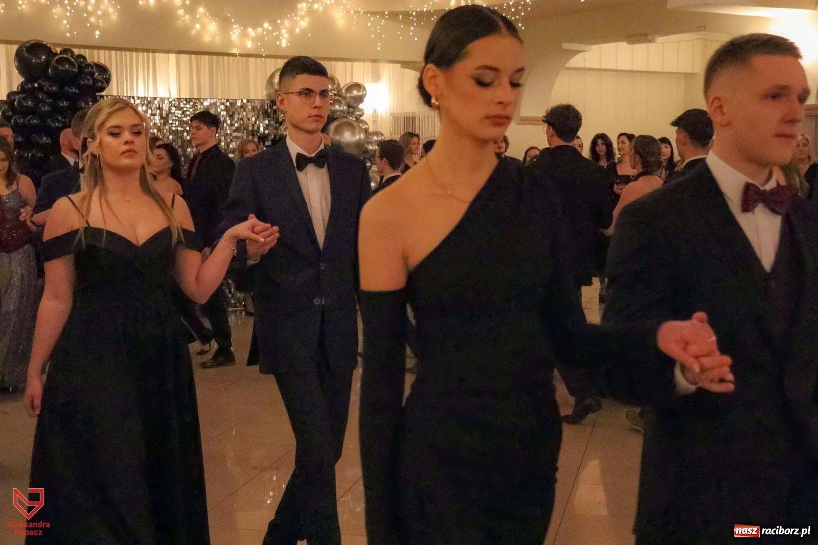 Zdjęcie w galerii na portalu naszraciborz.pl: II LO bawi się na studniówce w Rogowie [FOTO i WIDEO] wiadomości z regionu