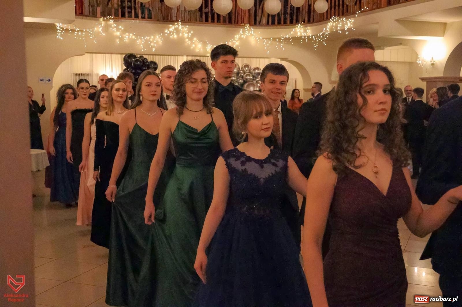 Zdjęcie w galerii na portalu naszraciborz.pl: II LO bawi się na studniówce w Rogowie [FOTO i WIDEO] wiadomości z regionu