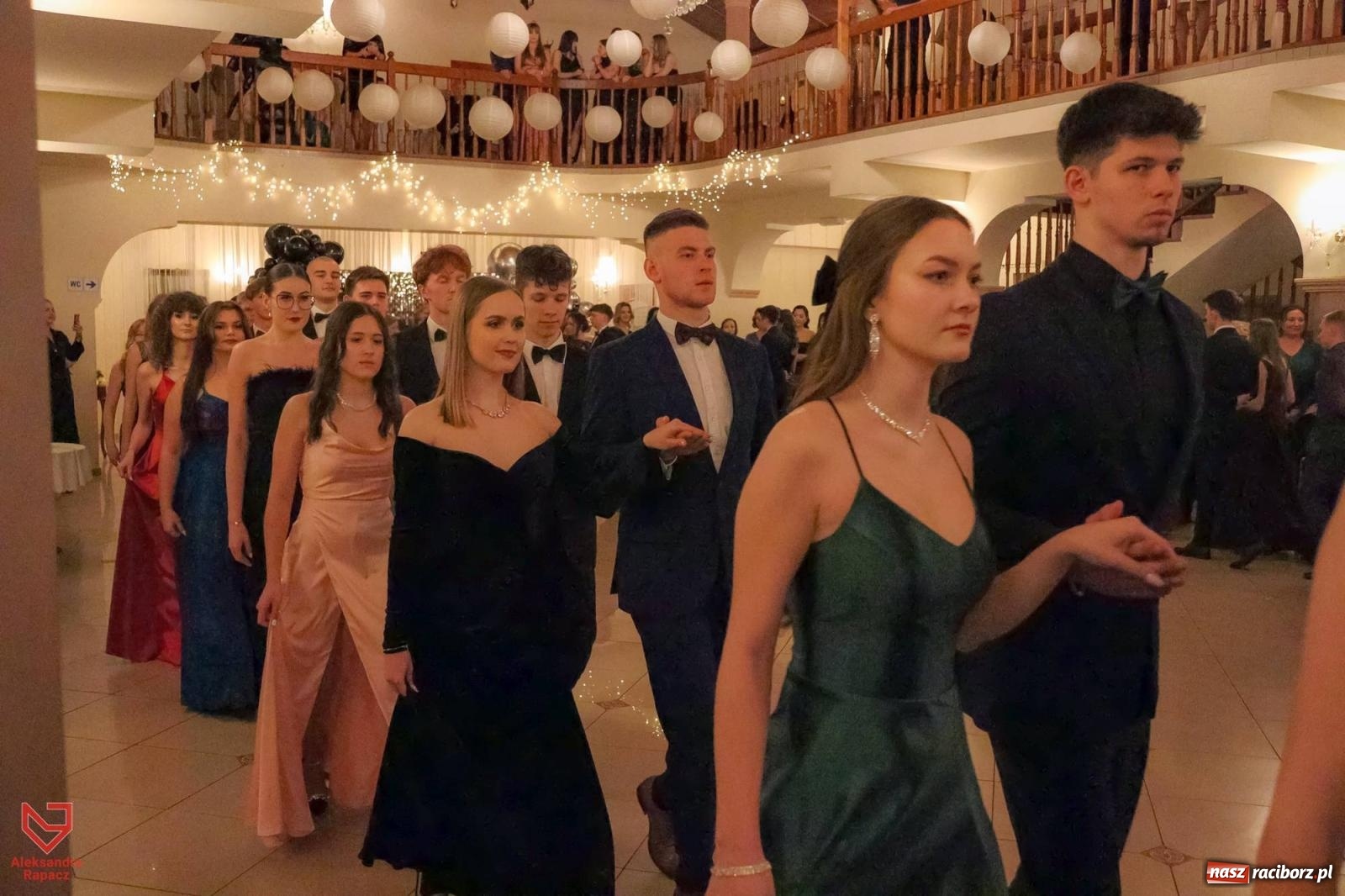 Zdjęcie w galerii na portalu naszraciborz.pl: II LO bawi się na studniówce w Rogowie [FOTO i WIDEO] wiadomości z regionu