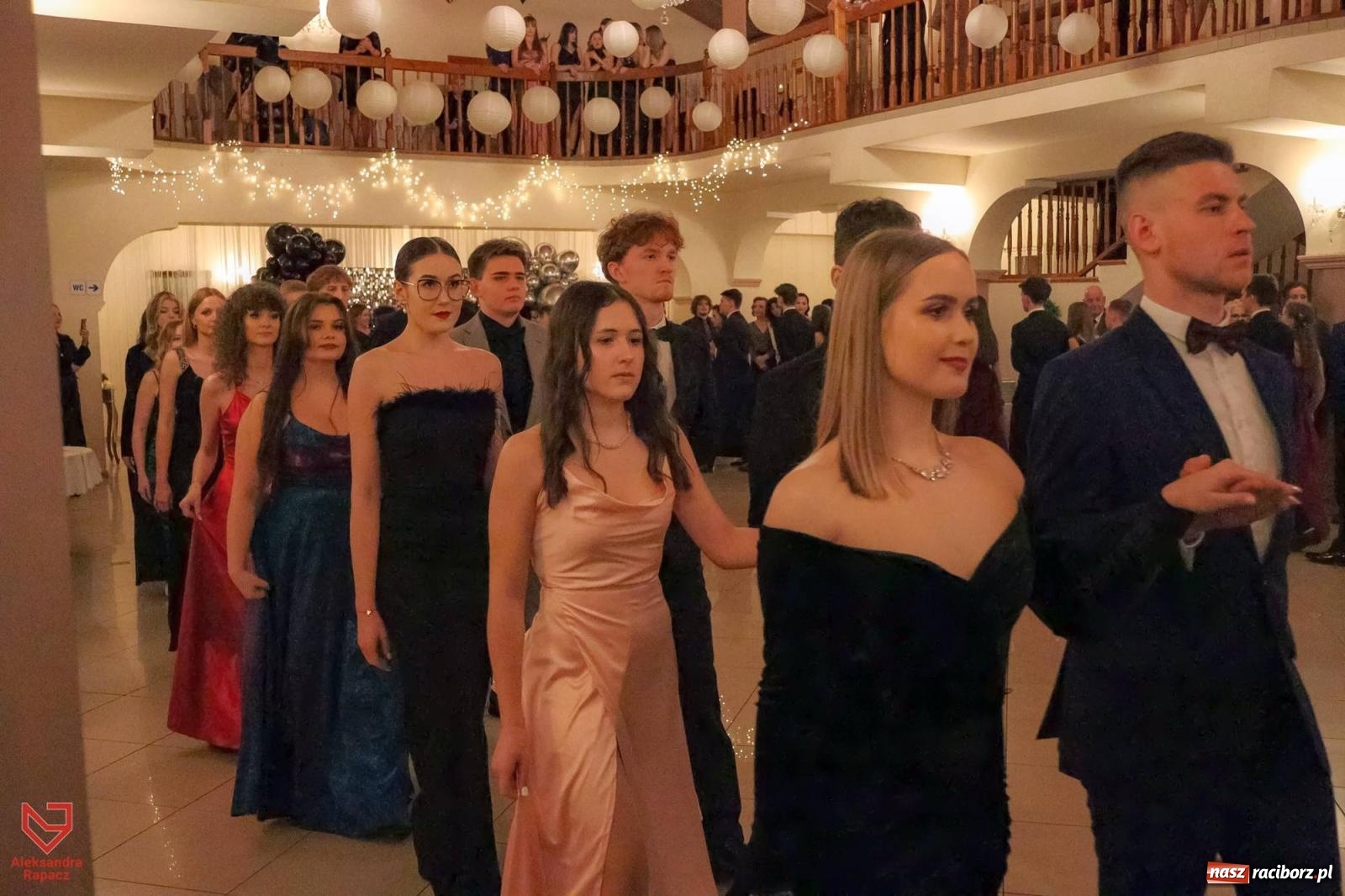 Zdjęcie w galerii na portalu naszraciborz.pl: II LO bawi się na studniówce w Rogowie [FOTO i WIDEO] wiadomości z regionu