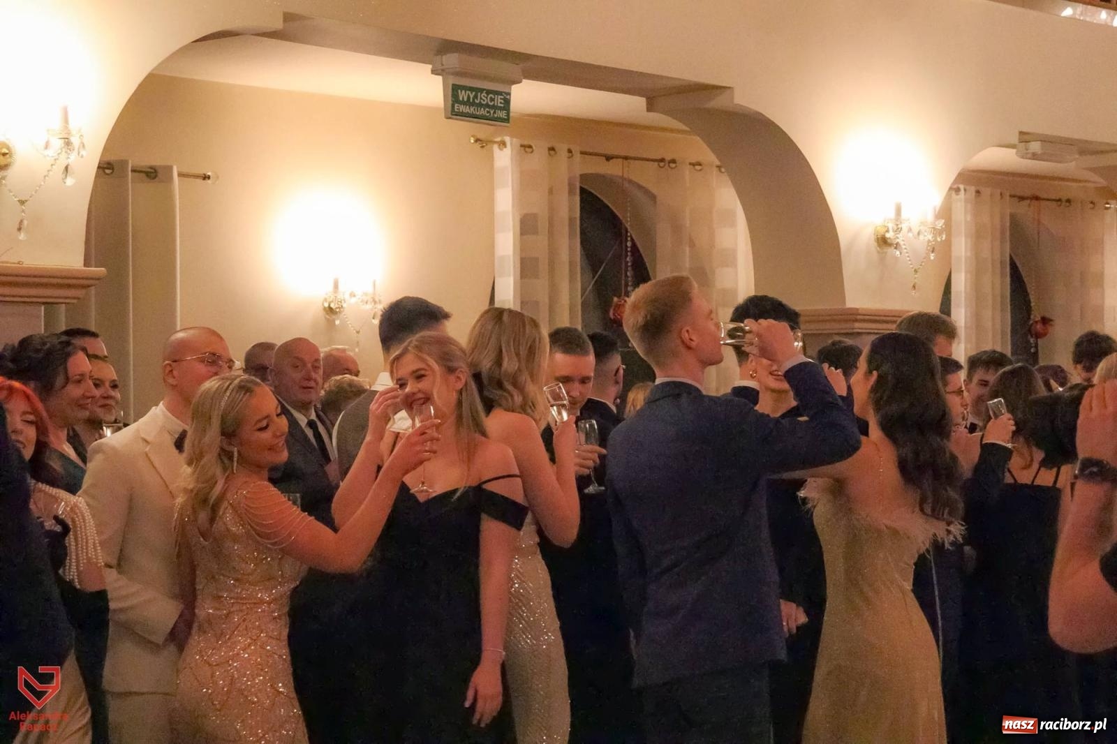 Zdjęcie w galerii na portalu naszraciborz.pl: II LO bawi się na studniówce w Rogowie [FOTO i WIDEO] wiadomości z regionu