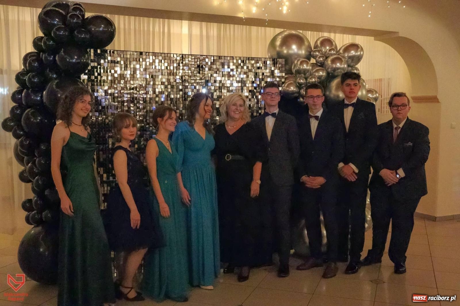 Zdjęcie w galerii na portalu naszraciborz.pl: II LO bawi się na studniówce w Rogowie [FOTO i WIDEO] wiadomości z regionu