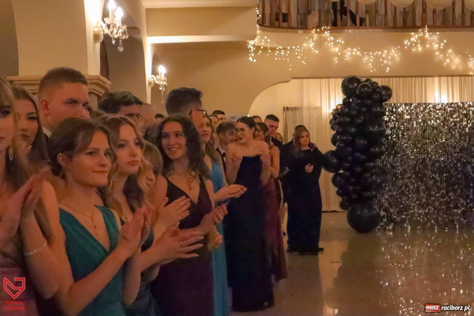 Zdjęcie w galerii na portalu naszraciborz.pl: II LO bawi się na studniówce w Rogowie [FOTO i WIDEO] wiadomości z regionu