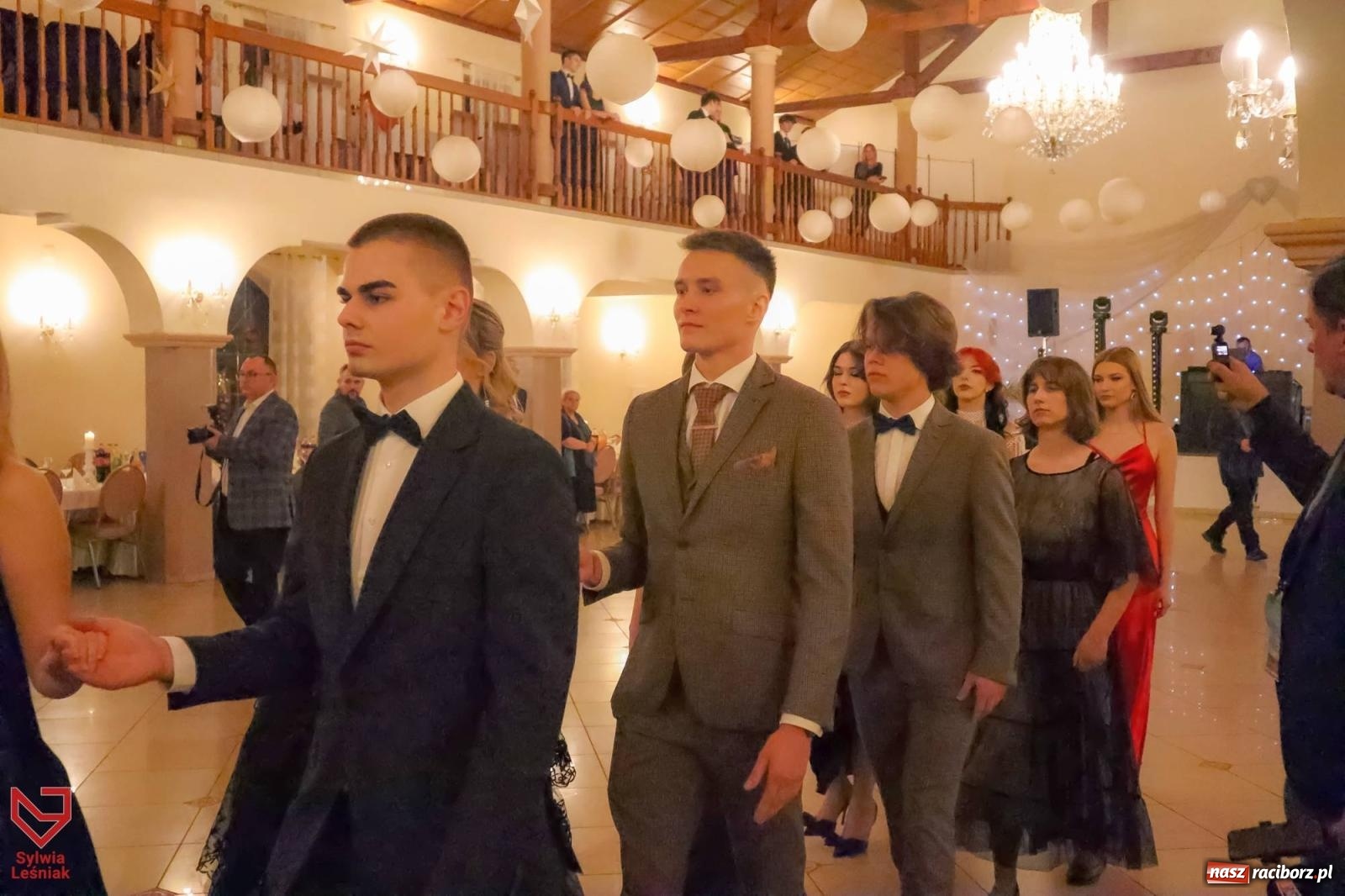 Zdjęcie w galerii na portalu naszraciborz.pl: II LO bawi się na studniówce w Rogowie [FOTO i WIDEO] wiadomości z regionu