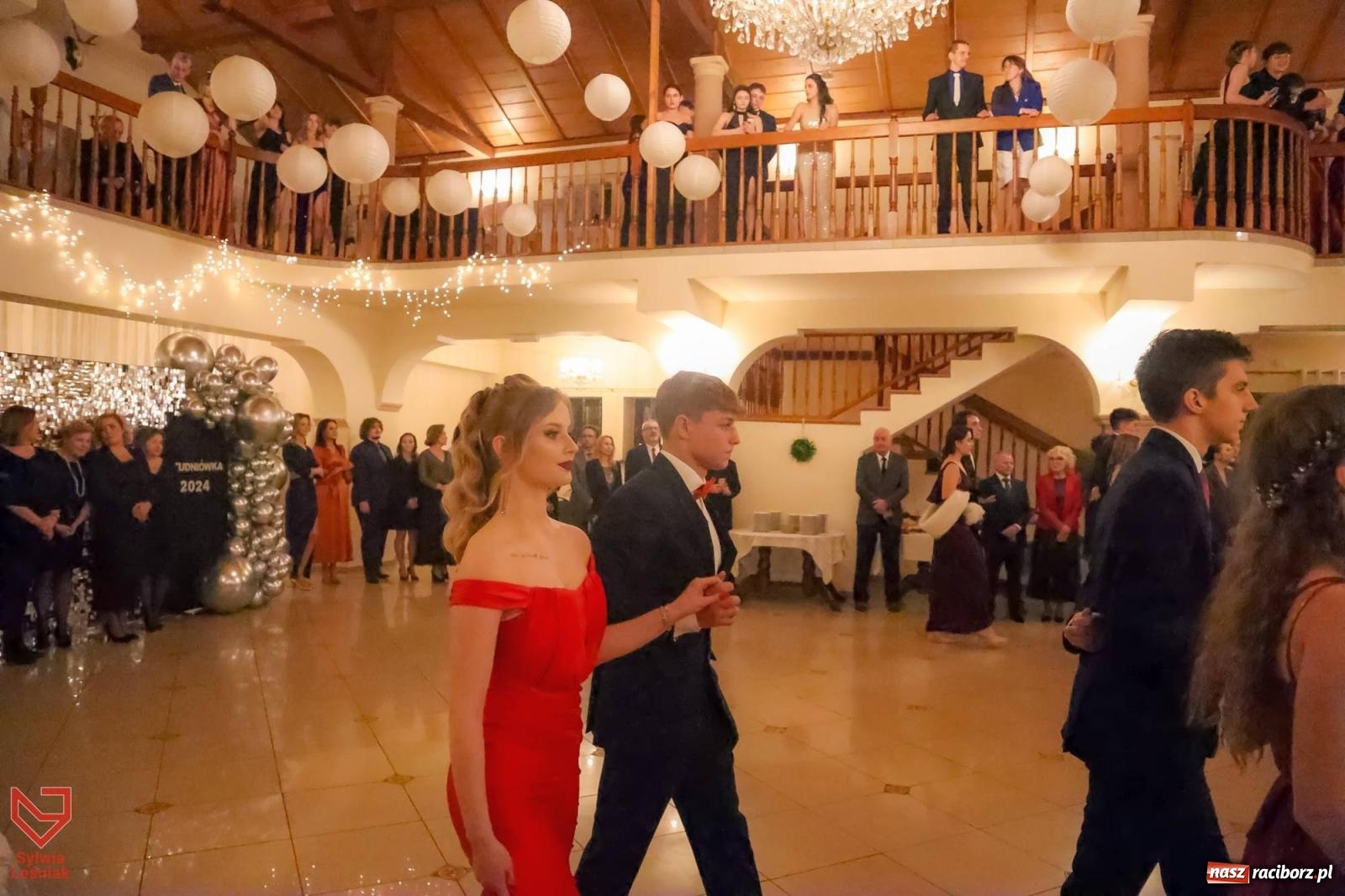 Zdjęcie w galerii na portalu naszraciborz.pl: II LO bawi się na studniówce w Rogowie [FOTO i WIDEO] wiadomości z regionu