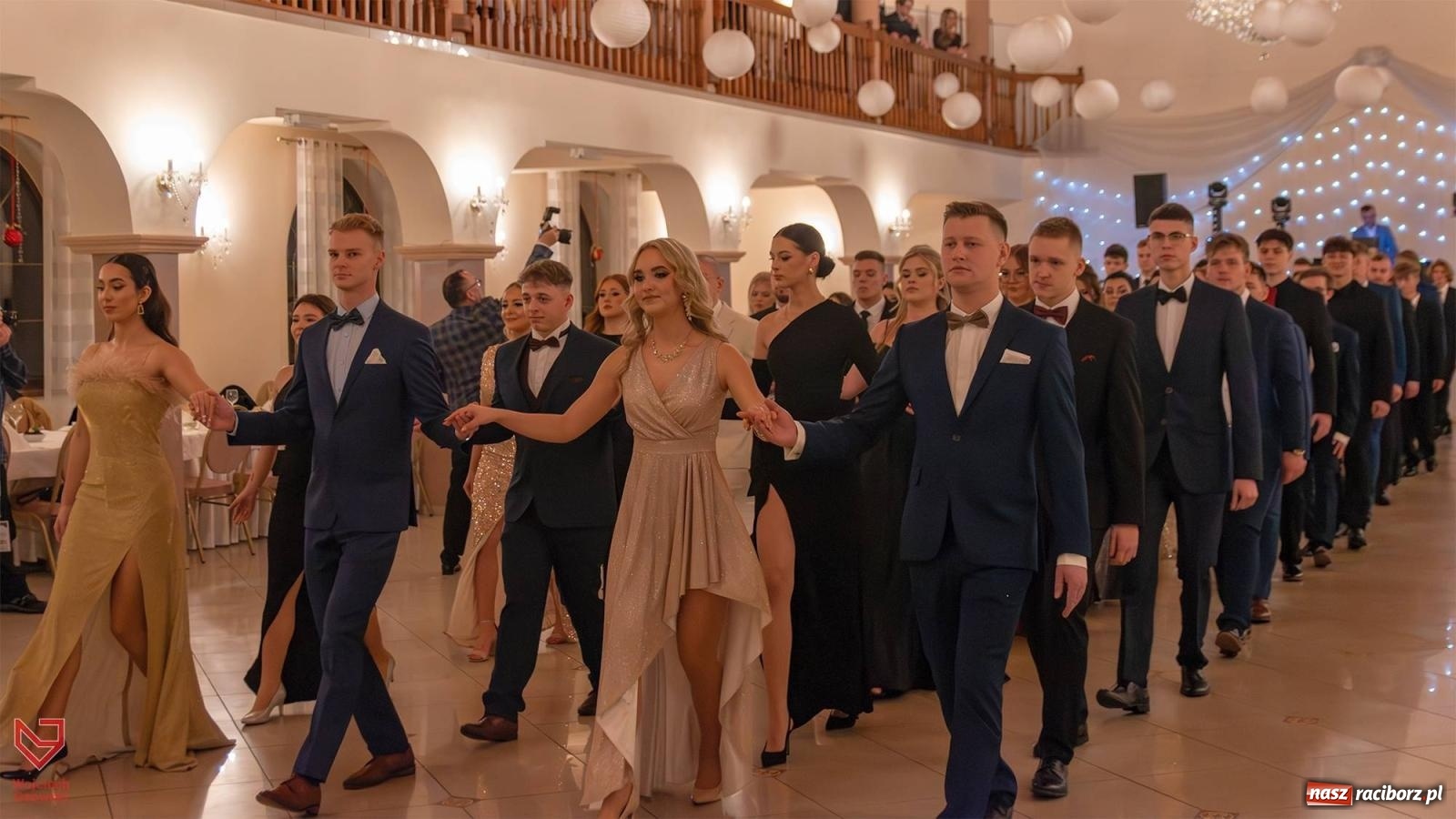 Zdjęcie w galerii na portalu naszraciborz.pl: II LO bawi się na studniówce w Rogowie [FOTO i WIDEO] wiadomości z regionu