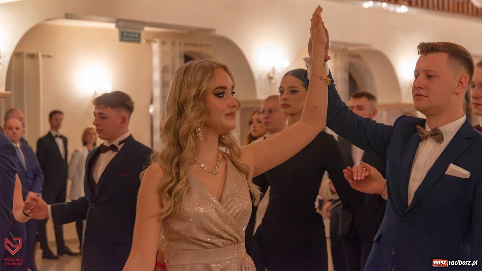 Zdjęcie w galerii na portalu naszraciborz.pl: II LO bawi się na studniówce w Rogowie [FOTO i WIDEO] wiadomości z regionu