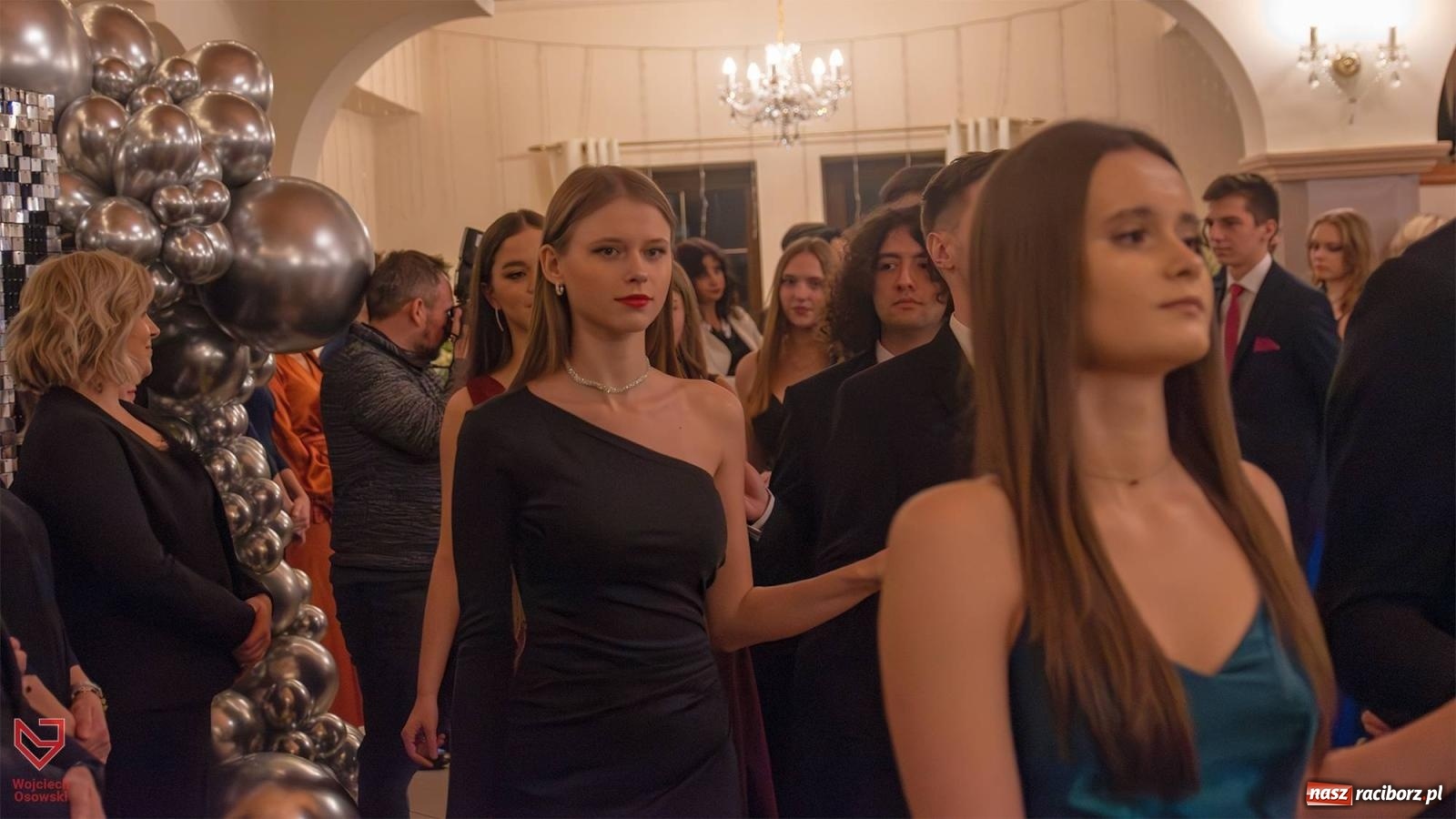 Zdjęcie w galerii na portalu naszraciborz.pl: II LO bawi się na studniówce w Rogowie [FOTO i WIDEO] wiadomości z regionu