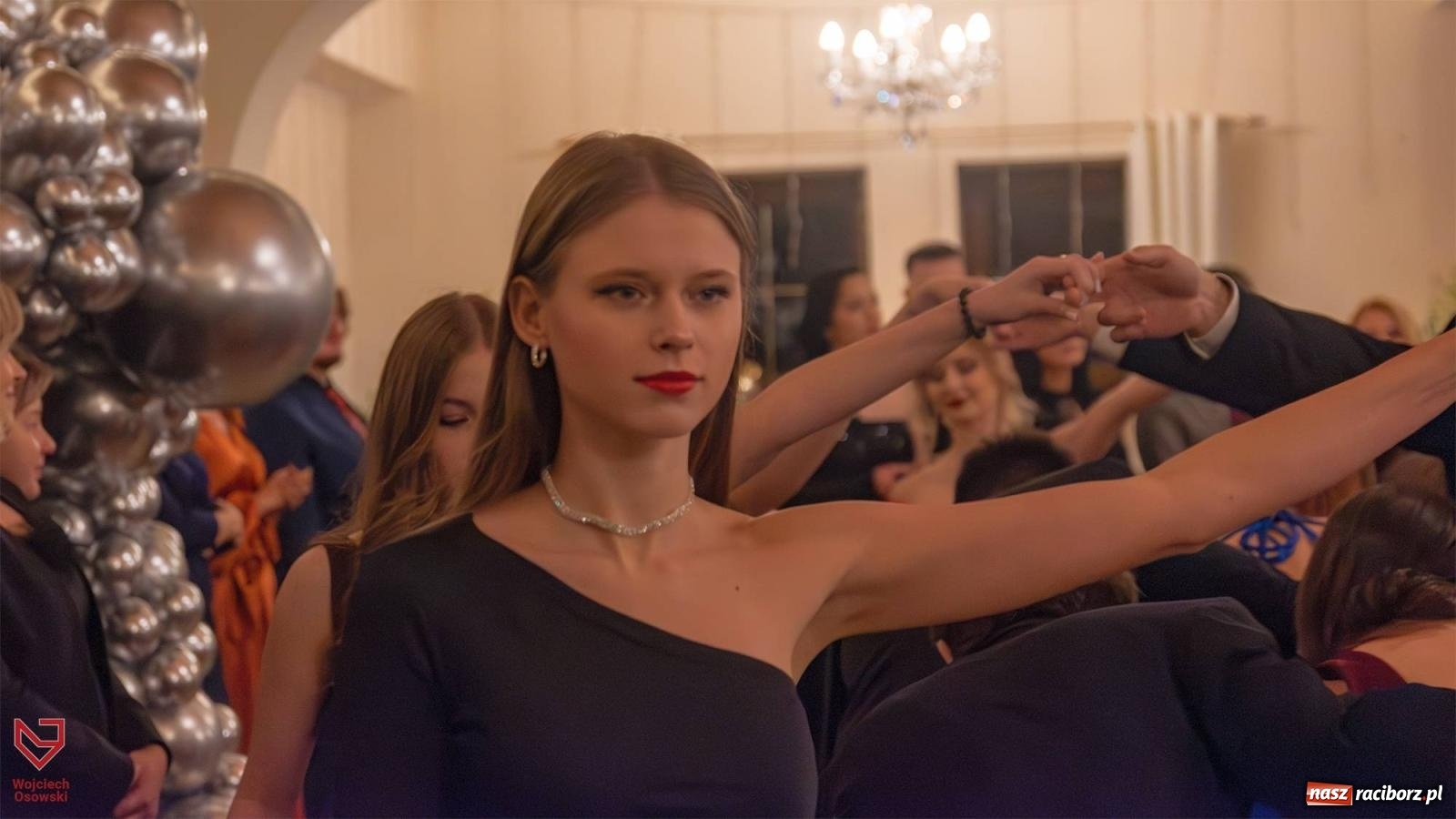 Zdjęcie w galerii na portalu naszraciborz.pl: II LO bawi się na studniówce w Rogowie [FOTO i WIDEO] wiadomości z regionu