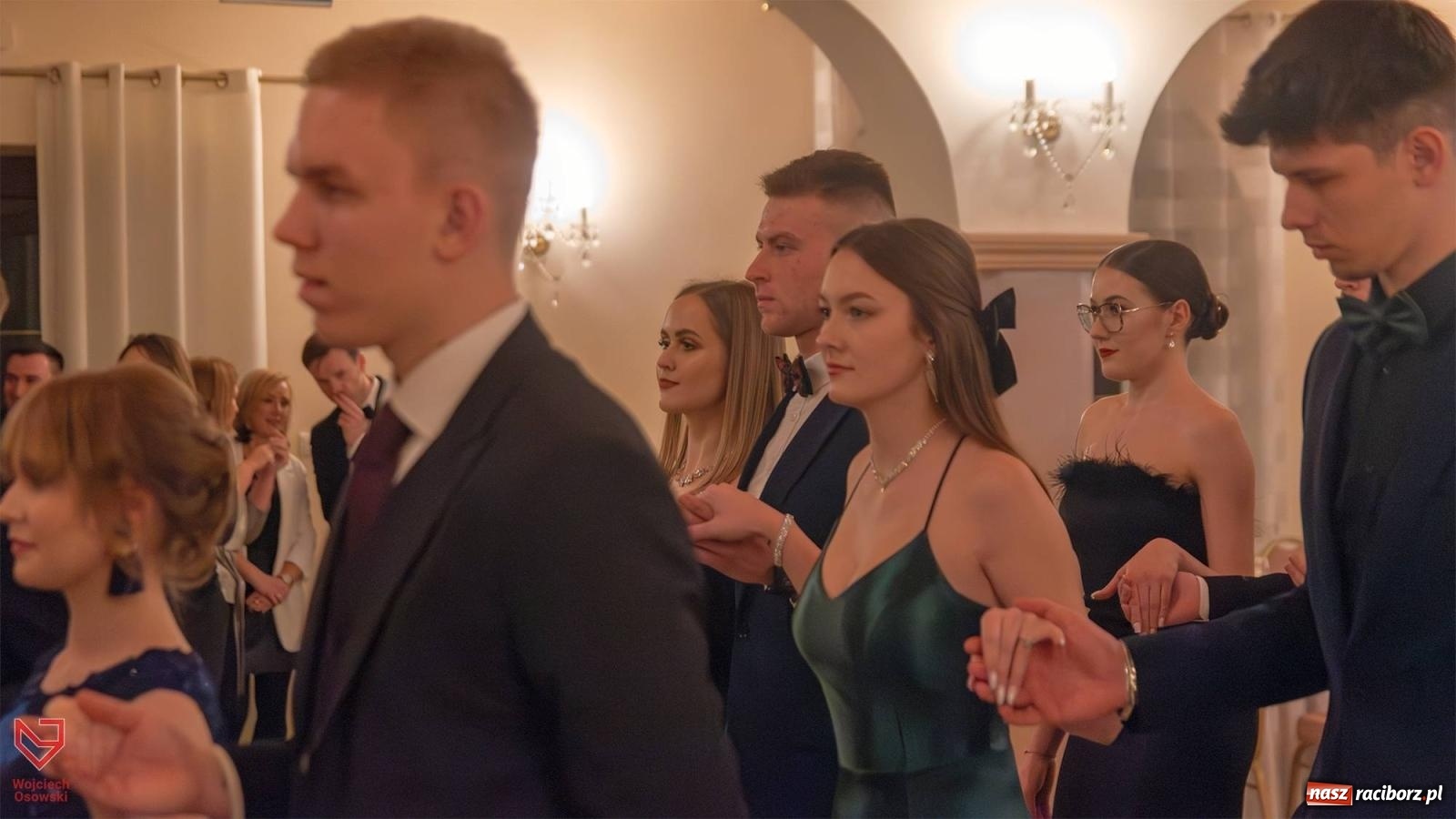 Zdjęcie w galerii na portalu naszraciborz.pl: II LO bawi się na studniówce w Rogowie [FOTO i WIDEO] wiadomości z regionu