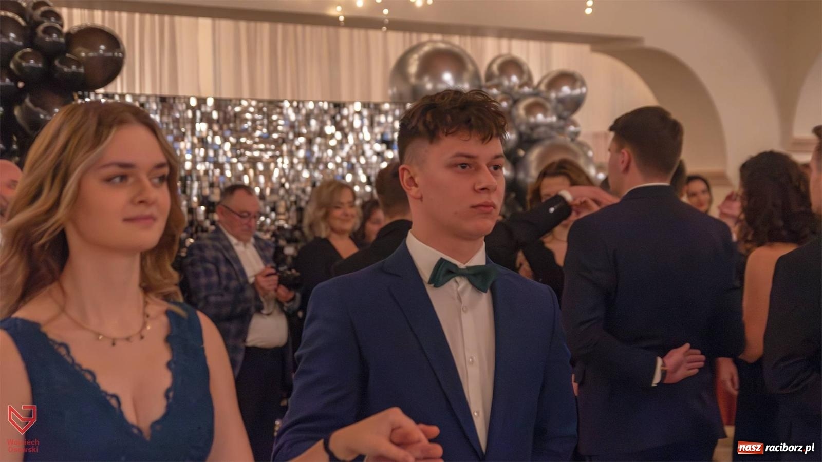 Zdjęcie w galerii na portalu naszraciborz.pl: II LO bawi się na studniówce w Rogowie [FOTO i WIDEO] wiadomości z regionu