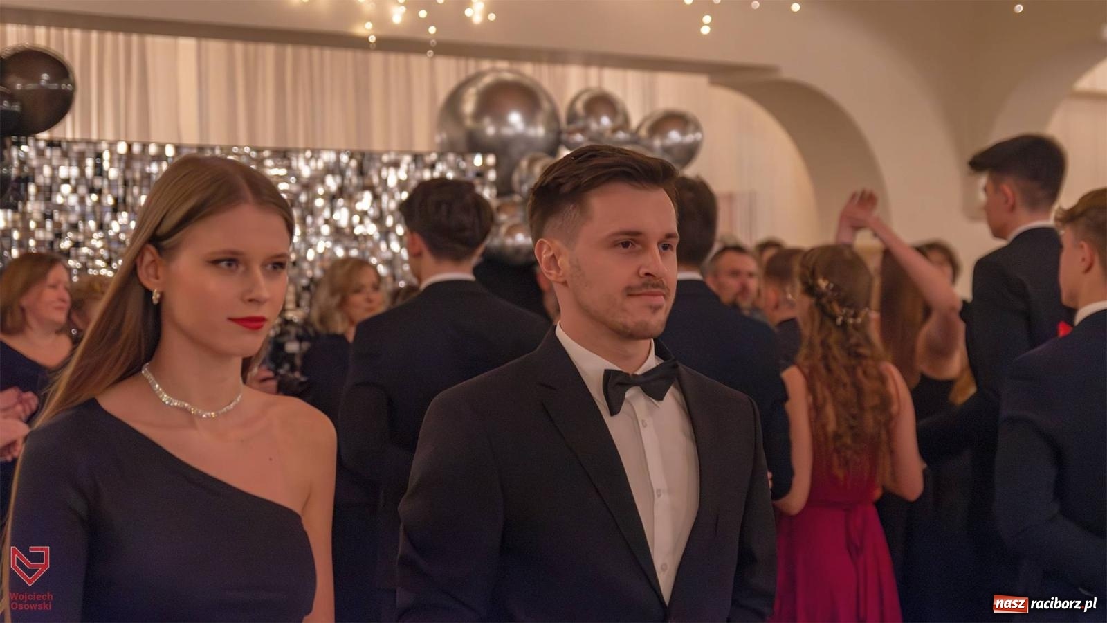 Zdjęcie w galerii na portalu naszraciborz.pl: II LO bawi się na studniówce w Rogowie [FOTO i WIDEO] wiadomości z regionu