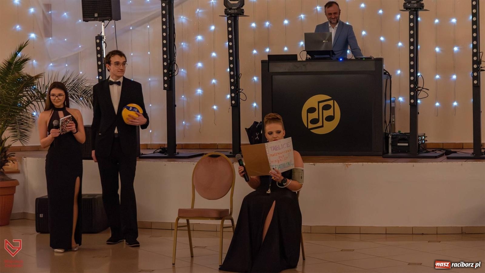 Zdjęcie w galerii na portalu naszraciborz.pl: II LO bawi się na studniówce w Rogowie [FOTO i WIDEO] wiadomości z regionu