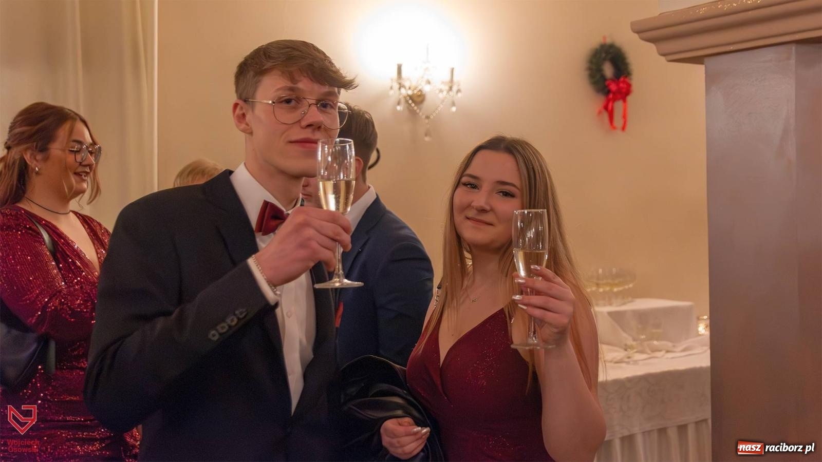 Zdjęcie w galerii na portalu naszraciborz.pl: II LO bawi się na studniówce w Rogowie [FOTO i WIDEO] wiadomości z regionu