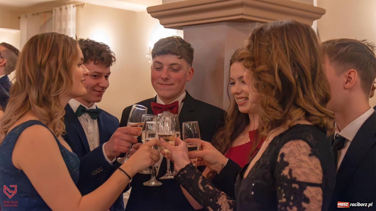 Zdjęcie w galerii na portalu naszraciborz.pl: II LO bawi się na studniówce w Rogowie [FOTO i WIDEO] wiadomości z regionu