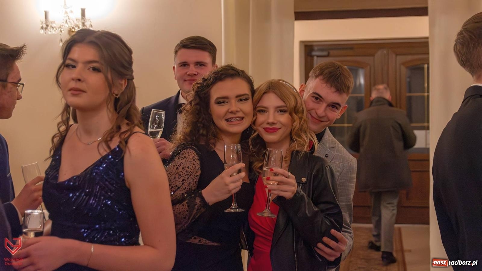 Zdjęcie w galerii na portalu naszraciborz.pl: II LO bawi się na studniówce w Rogowie [FOTO i WIDEO] wiadomości z regionu