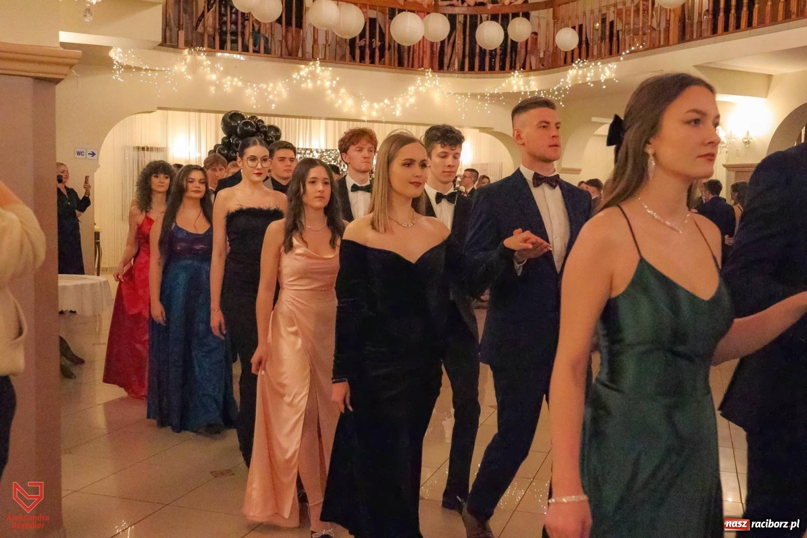 Zdjęcie w galerii na portalu naszraciborz.pl: II LO bawi się na studniówce w Rogowie [FOTO i WIDEO] wiadomości z regionu