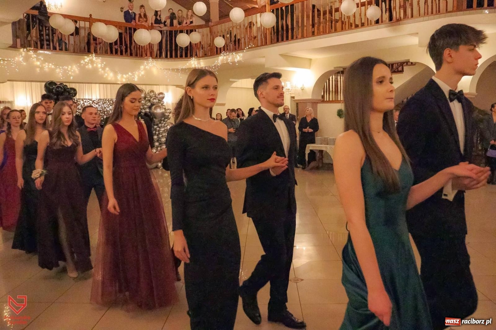 Zdjęcie w galerii na portalu naszraciborz.pl: II LO bawi się na studniówce w Rogowie [FOTO i WIDEO] wiadomości z regionu