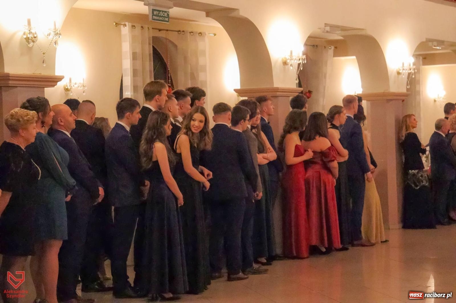 Zdjęcie w galerii na portalu naszraciborz.pl: II LO bawi się na studniówce w Rogowie [FOTO i WIDEO] wiadomości z regionu