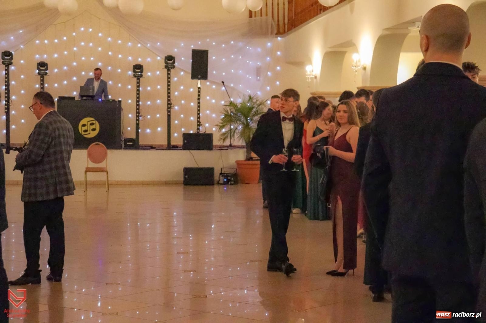 Zdjęcie w galerii na portalu naszraciborz.pl: II LO bawi się na studniówce w Rogowie [FOTO i WIDEO] wiadomości z regionu