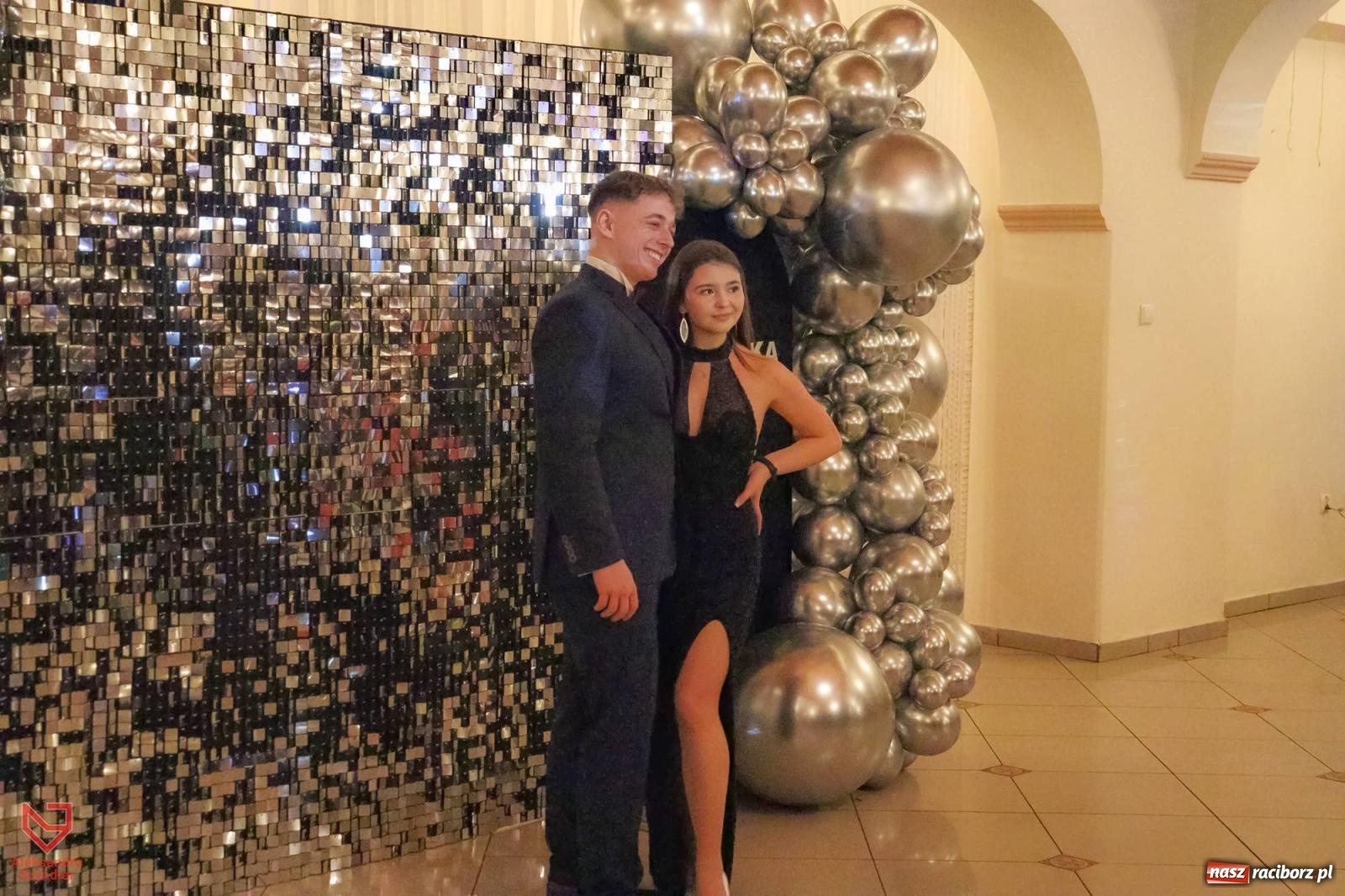 Zdjęcie w galerii na portalu naszraciborz.pl: II LO bawi się na studniówce w Rogowie [FOTO i WIDEO] wiadomości z regionu