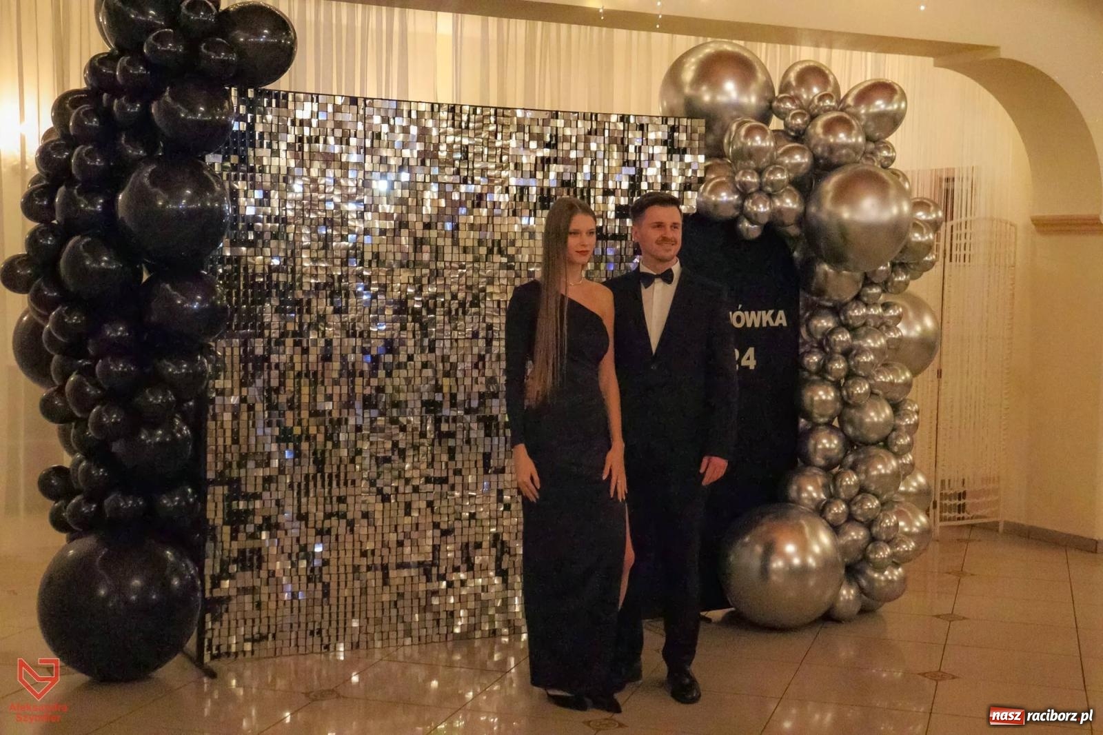 Zdjęcie w galerii na portalu naszraciborz.pl: II LO bawi się na studniówce w Rogowie [FOTO i WIDEO] wiadomości z regionu