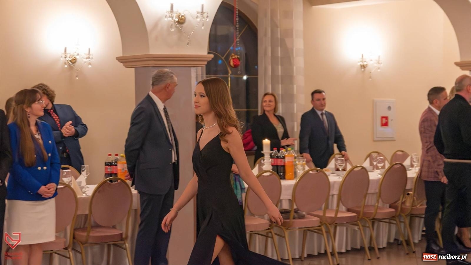 Zdjęcie w galerii na portalu naszraciborz.pl: II LO bawi się na studniówce w Rogowie [FOTO i WIDEO] wiadomości z regionu