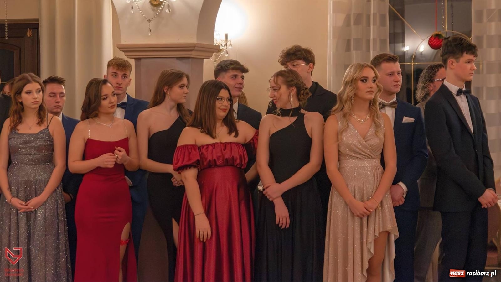 Zdjęcie w galerii na portalu naszraciborz.pl: II LO bawi się na studniówce w Rogowie [FOTO i WIDEO] wiadomości z regionu