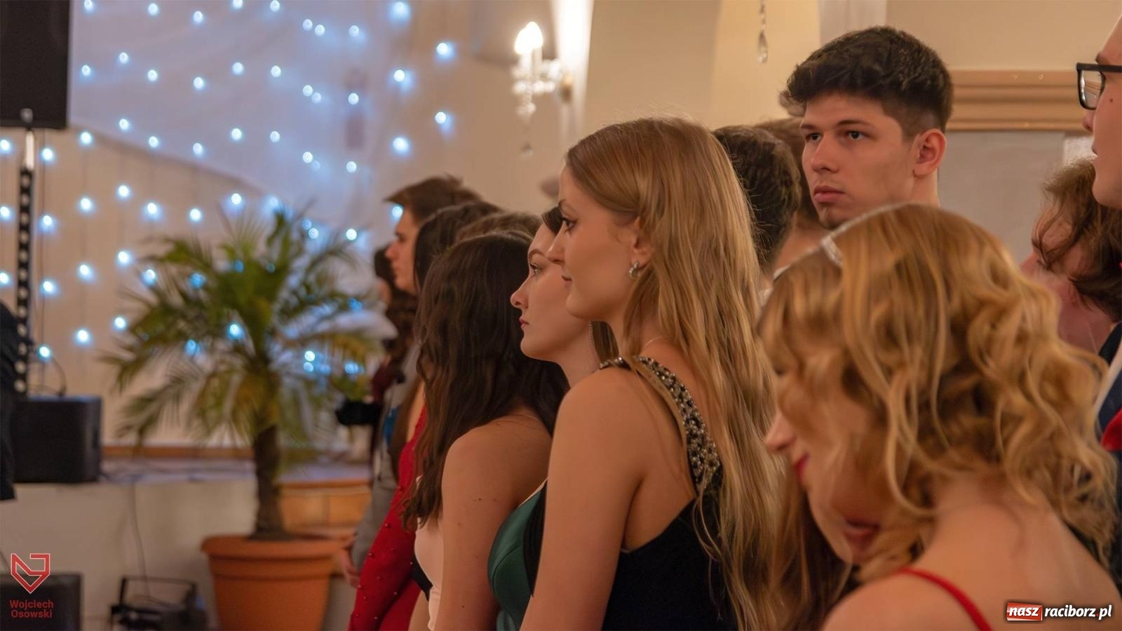 Zdjęcie w galerii na portalu naszraciborz.pl: II LO bawi się na studniówce w Rogowie [FOTO i WIDEO] wiadomości z regionu