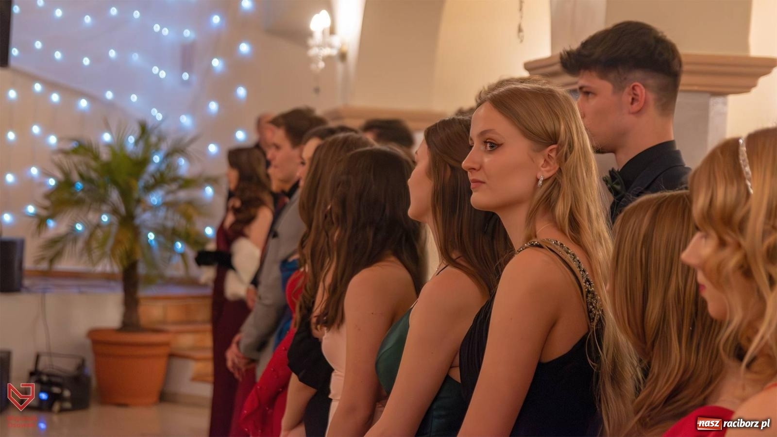 Zdjęcie w galerii na portalu naszraciborz.pl: II LO bawi się na studniówce w Rogowie [FOTO i WIDEO] wiadomości z regionu