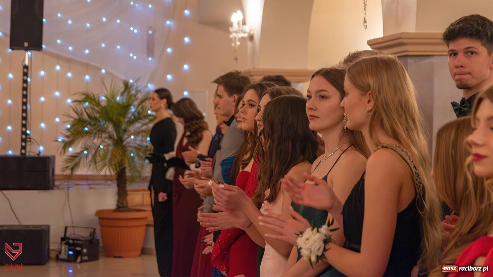 Zdjęcie w galerii na portalu naszraciborz.pl: II LO bawi się na studniówce w Rogowie [FOTO i WIDEO] wiadomości z regionu