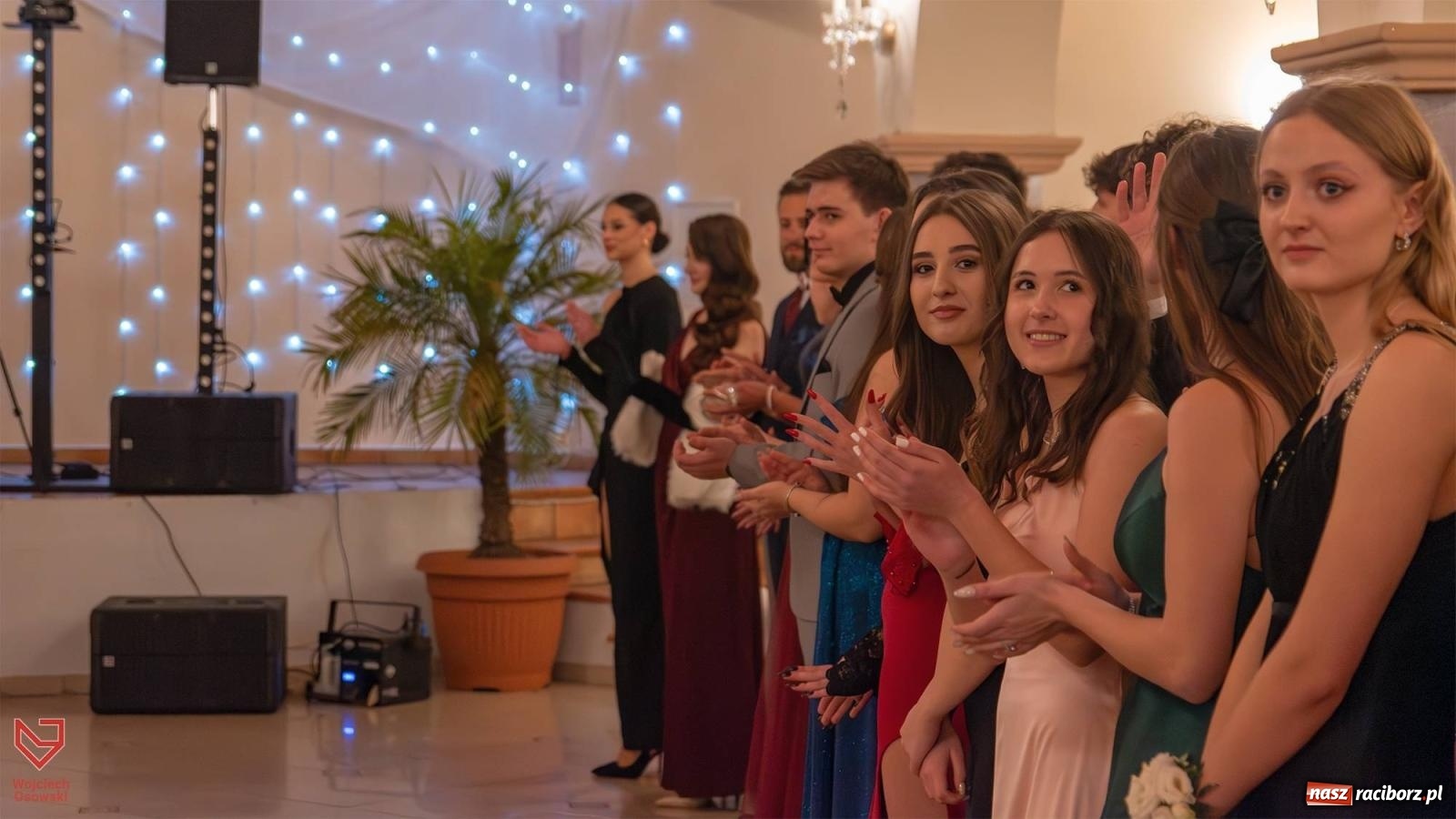 Zdjęcie w galerii na portalu naszraciborz.pl: II LO bawi się na studniówce w Rogowie [FOTO i WIDEO] wiadomości z regionu