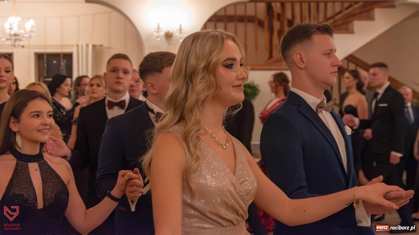 Zdjęcie w galerii na portalu naszraciborz.pl: II LO bawi się na studniówce w Rogowie [FOTO i WIDEO] wiadomości z regionu