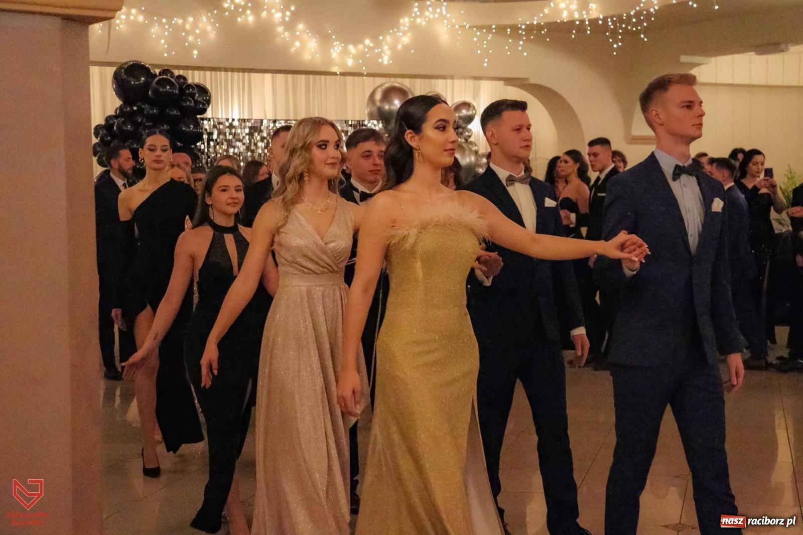 Zdjęcie w galerii na portalu naszraciborz.pl: II LO bawi się na studniówce w Rogowie [FOTO i WIDEO] wiadomości z regionu