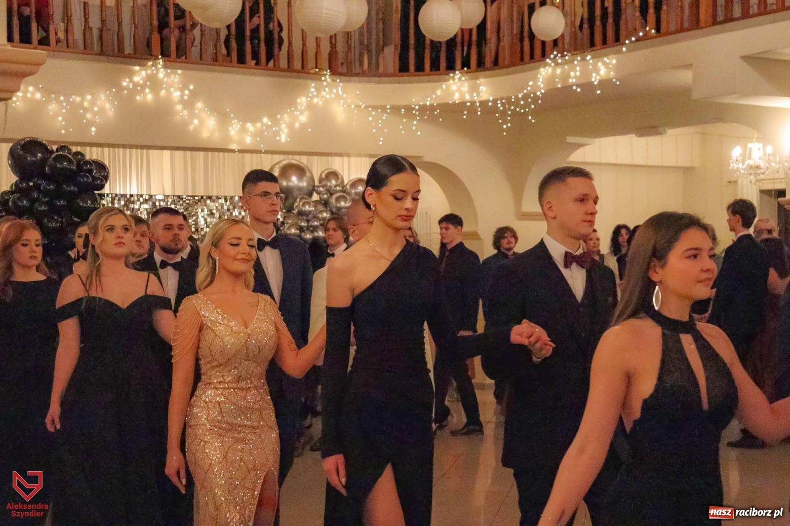 Zdjęcie w galerii na portalu naszraciborz.pl: II LO bawi się na studniówce w Rogowie [FOTO i WIDEO] wiadomości z regionu