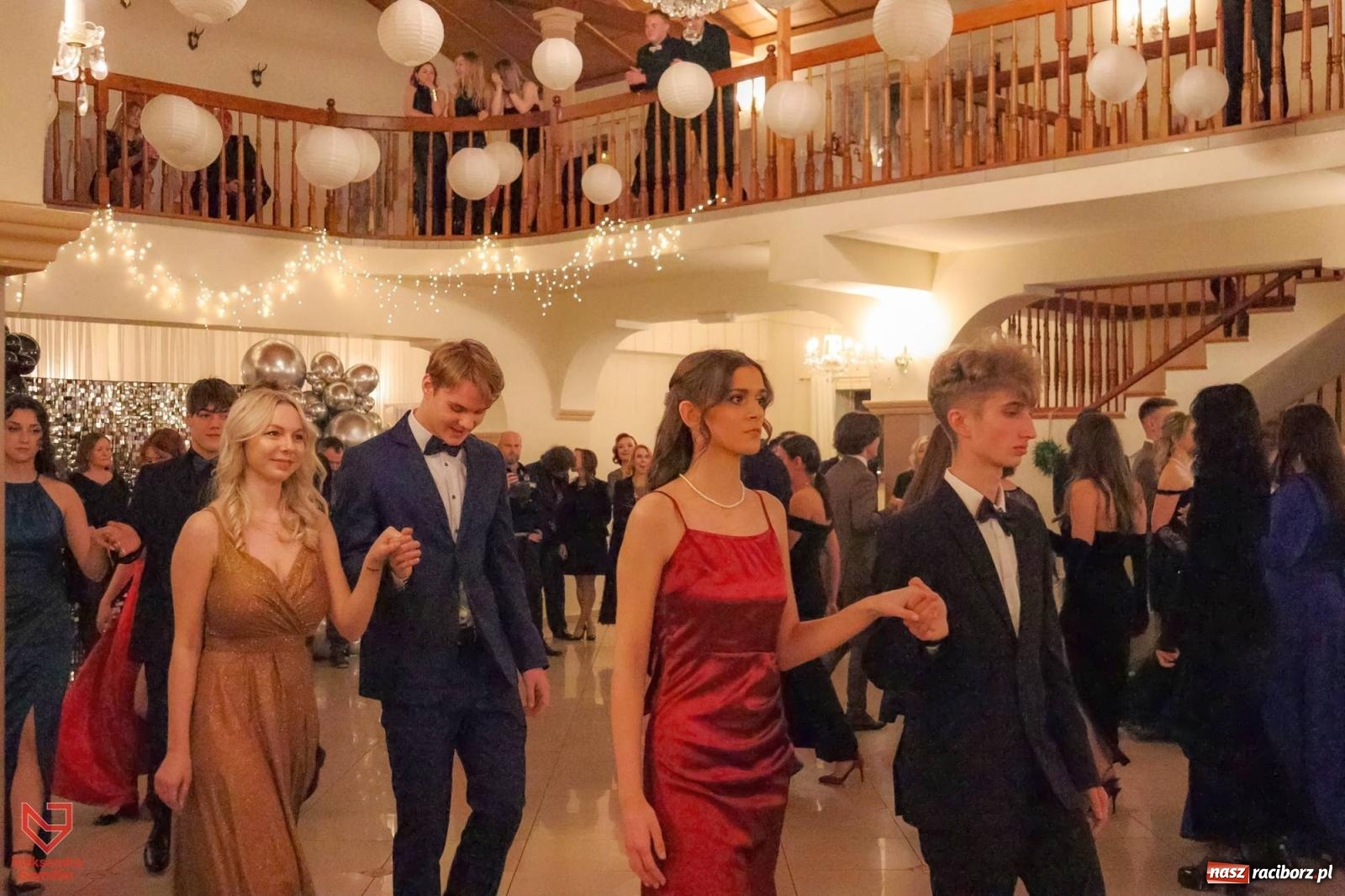 Zdjęcie w galerii na portalu naszraciborz.pl: II LO bawi się na studniówce w Rogowie [FOTO i WIDEO] wiadomości z regionu