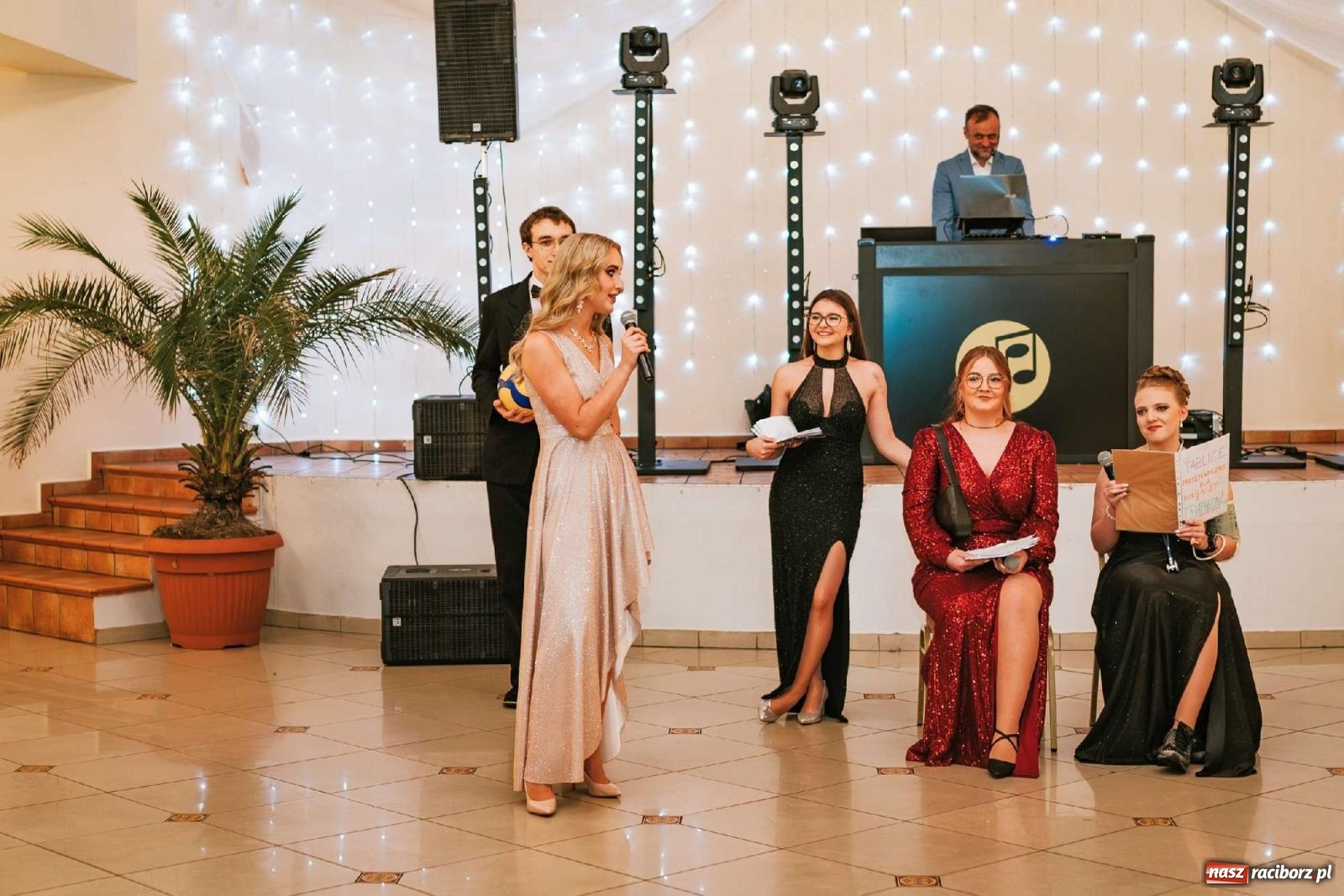 Zdjęcie w galerii na portalu naszraciborz.pl: Bal studniówkowy raciborskiego Mickiewicza na bis! wiadomości z regionu